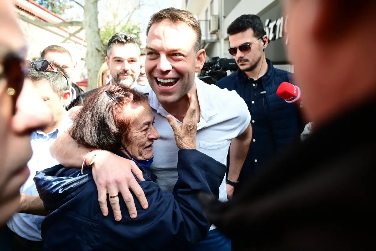 H βόλτα του Στέφανου Κασσελάκη στη Θήβα λίγο πριν εμφανιστεί στον στρατό (pics)