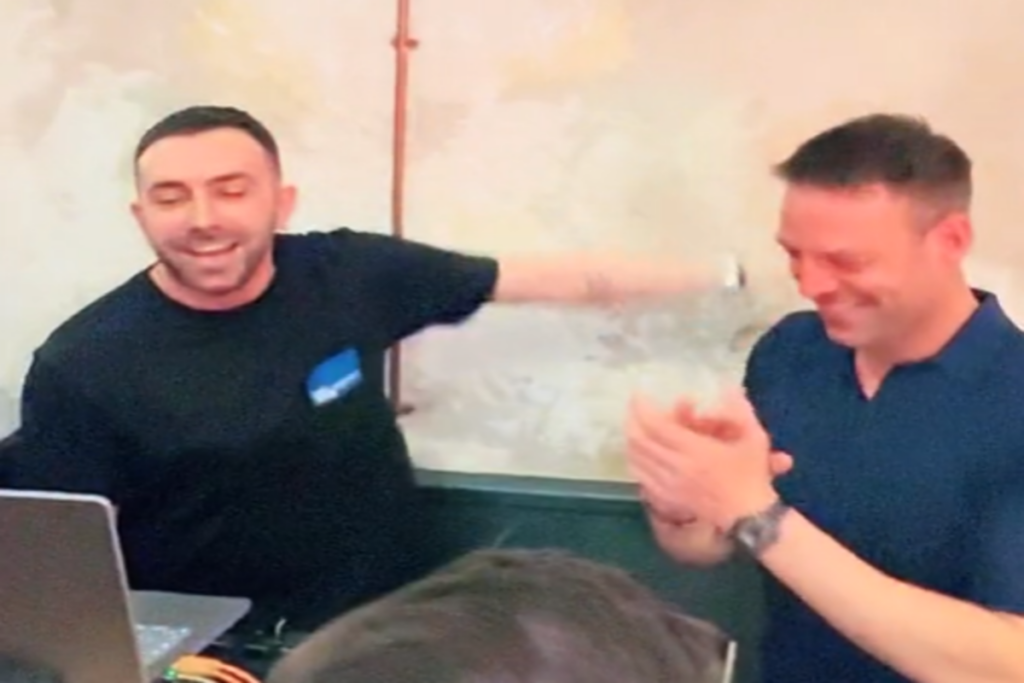 Ο Κασσελάκης γιόρτασε τη λήξη της στρατιωτικής του θητείας με το τραγούδι «απολύομαι και τρελαίνομαι» (vid)