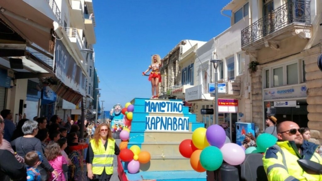 “Καστρινό Καρναβάλι 2024”: “Βούλιαξε” το κέντρο του Ηρακλείου Κρήτης από καρναβαλιστές κάθε ηλικίας
