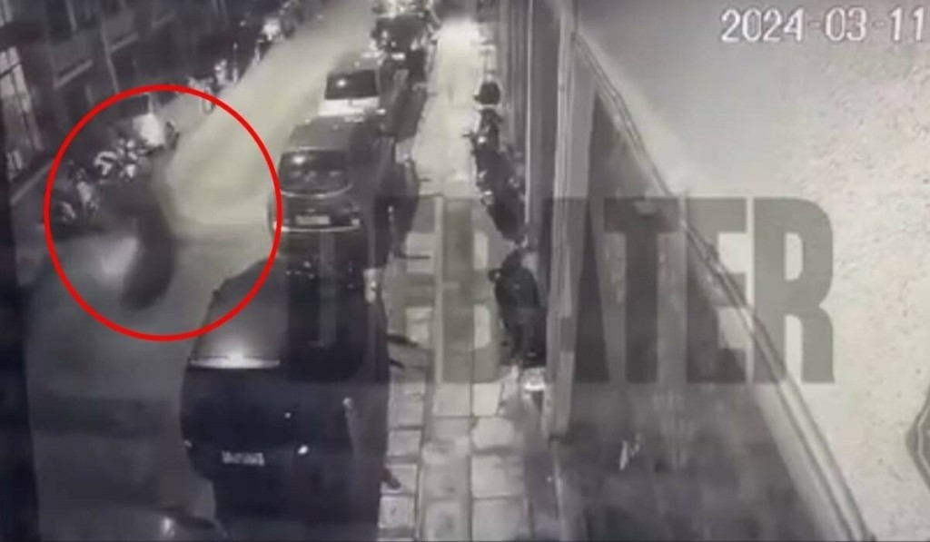 Βίντεο ντοκουμέντο: Η στιγμή που δυο άτομα με μοτοσυκλέτα αφήνουν την βόμβα στην κάβα στην Καλλιθέα