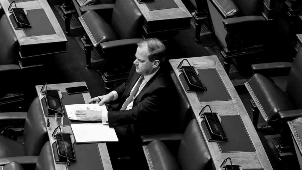 Ο… πονοκέφαλος Καραμανλή επιστρέφει στο Μαξίμου μετά τη “βόμβα” του Σταμάτη