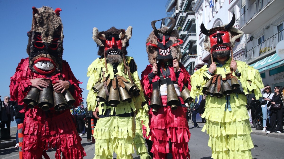 Χιλιάδες «κουδουνοφόροι» πλημμύρισαν το πρωί το κέντρο της Θεσσαλονίκης