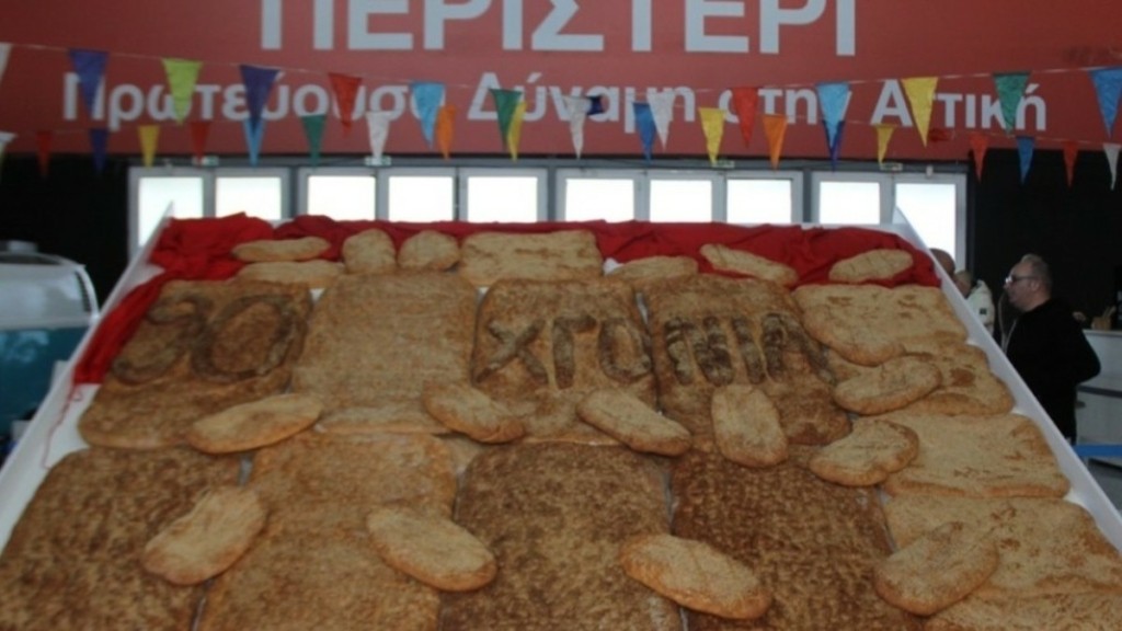Η μεγαλύτερη λαγάνα στη χώρα φτιάχτηκε στο Περιστέρι -Ξεπέρασε τα 4 μέτρα! (vid)