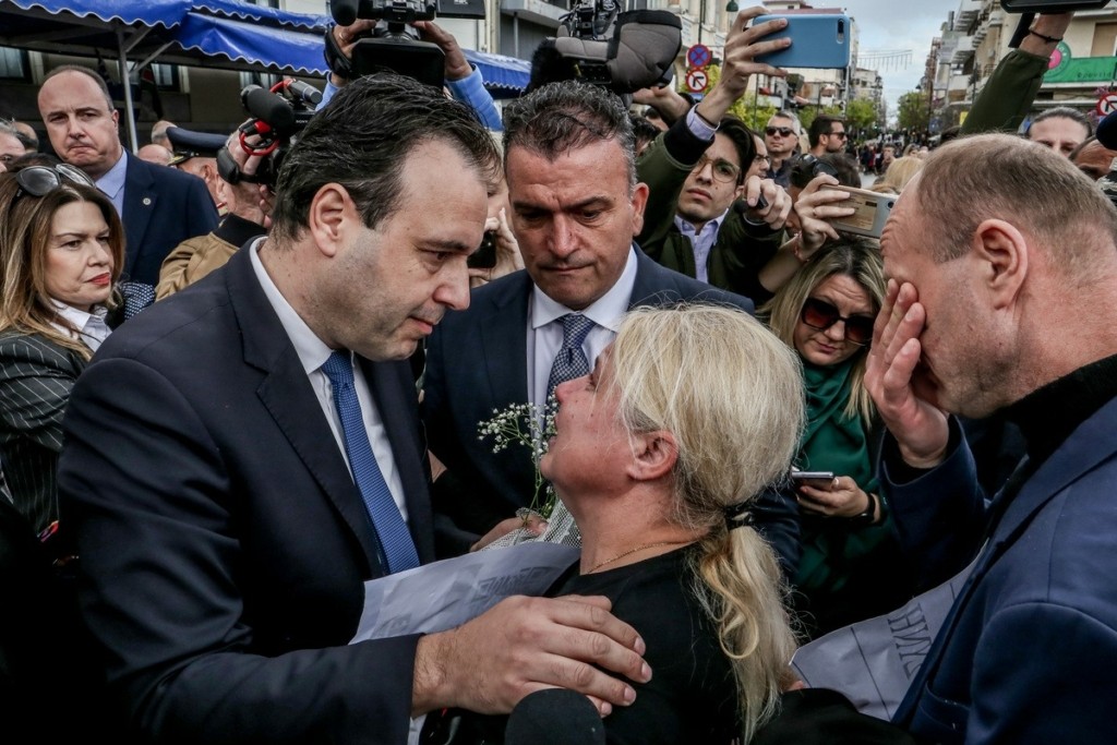 Συγκίνηση στη Λάρισα: Συντετριμμένη η μητέρα της Κλαούντια Λάτα που χάθηκε στα Τέμπη -Την αγκάλιασε ο Παπαστεργίου