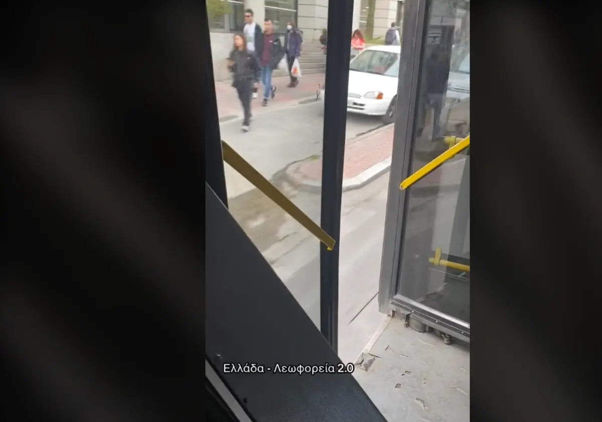 Κηφισιά: Κατέβασε εθελοντή πυροσβέστη από λεωφορείο επειδή φορούσε άρβυλα – «Θα κάνεις ζημιά στο πάτωμα»