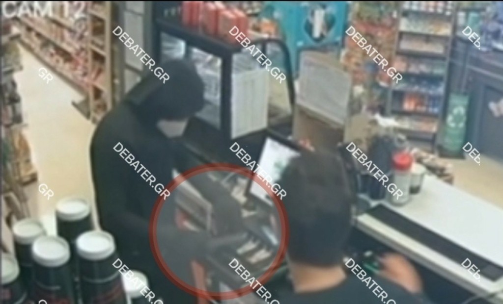 Αμπελόκηποι: Ληστεία με απειλή μαχαιριού σε μίνι μάρκετ -Ο δράστης φορούσε μάσκα που είχε αγοραστεί από το ίδιο κατάστημα (vid)