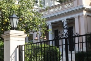 Κυβερνητικές πηγές προς τον Τσουκαλά: Οι πολίτες γνωρίζουν ότι η χώρα έχει πληρώσει ακριβά ακοστολόγητα προγράμματα