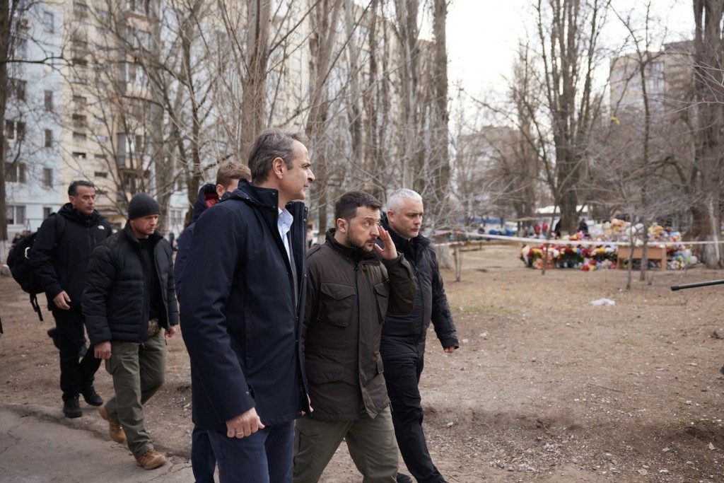 Ζελένσκι για Πούτιν: «Πρέπει να είσαι άρρωστός για να ρίξεις πύραυλο μερικές εκατοντάδες μέτρα από τον Μητσοτάκη»