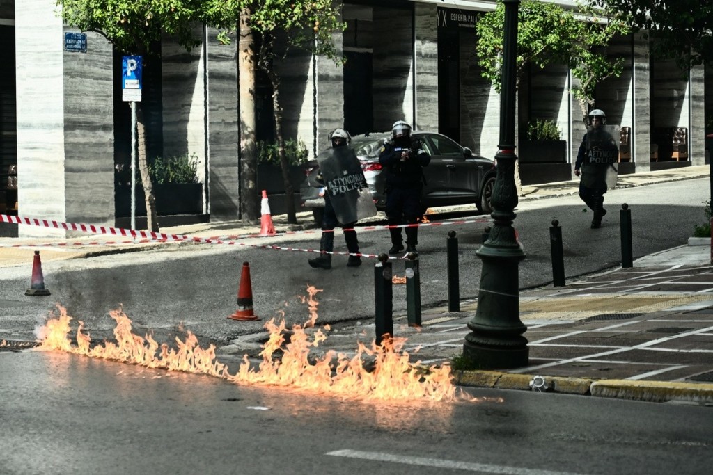 Επεισόδια στη Σταδίου – Ρίψη κρότου λάμψης από αστυνομικούς