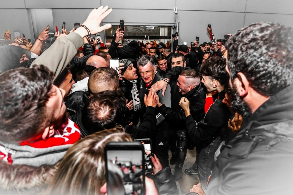 Ιστορική βραδιά για το ελληνικό ποδόσφαιρο: Αποθεωτική υποδοχή για τους παίκτες του Ολυμπιακού -Στους δρόμους οι φίλαθλοι του ΠΑΟΚ