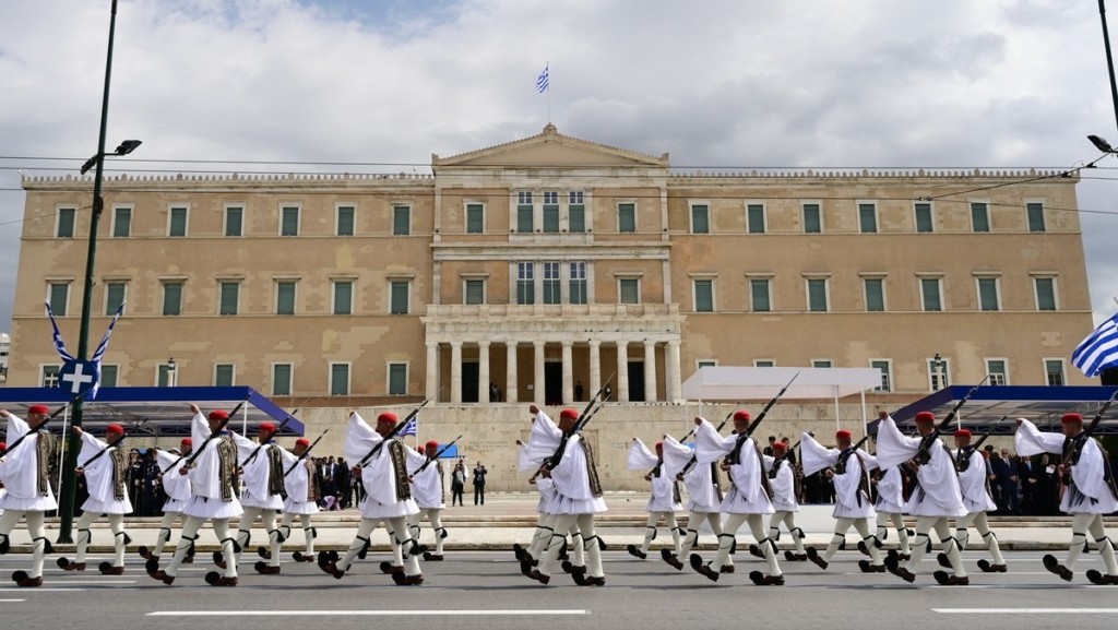 Με λασποβροχές και αφρικανική σκόνη οι εορτασμοί της 25ης Μαρτίου