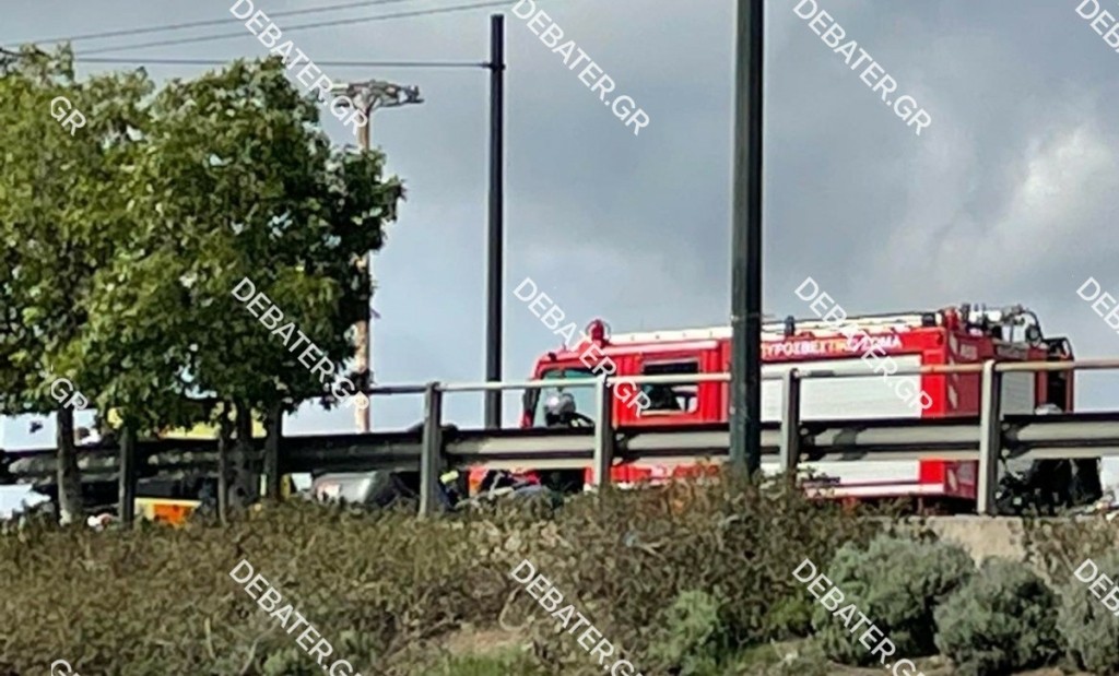 Σύγκρουση οχημάτων στην Πέτρου Ράλλη -Απεγκλωβίστηκε οδηγός (pics)