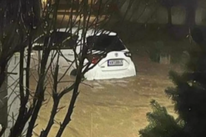 Διακοπή κυκλοφορίας στο Αλεποχώρι λόγο υπερχείλισης ρέματος