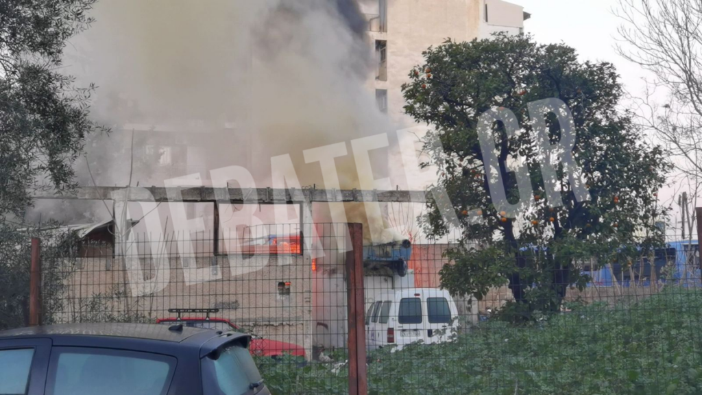 Πυρκαγιά σε μάντρα αυτοκινήτων στα Πατήσια