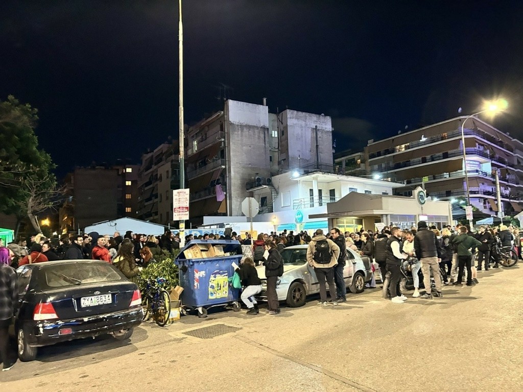 Κολωνός: Ένταση στην πορεία για τον βιασμό της 12χρονης – Ντου στο μαγαζί του Μίχου – Χημικά και κρότου λάμψης οι αστυνομικοί