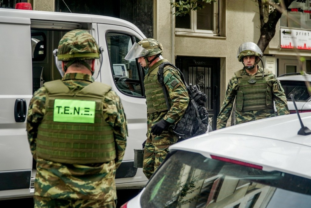 Παγκράτι: Βρήκε χειροβομβίδα του Β’ Παγκοσμίου στο πατάρι