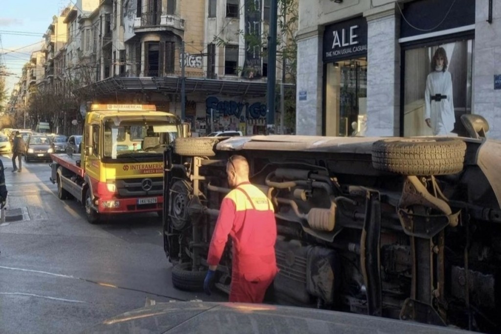 Πατησίων: Τροχαίο στη συμβολή με Αγίου Μελετίου -Ανετράπη φορτηγάκι (pics)