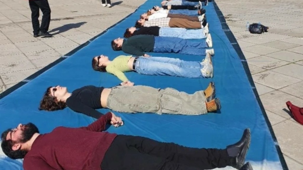 Αποτύπωση των 57 θυμάτων των Τεμπών σε πανό 102 μέτρων με την τεχνική της κυανοτυπίας