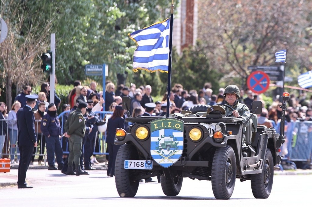 Γέμισε με γαλανόλευκες σημαίες η Θεσσαλονίκη -Κορυφώθηκαν οι εκδηλώσεις για την 25η Μαρτίου (pics)