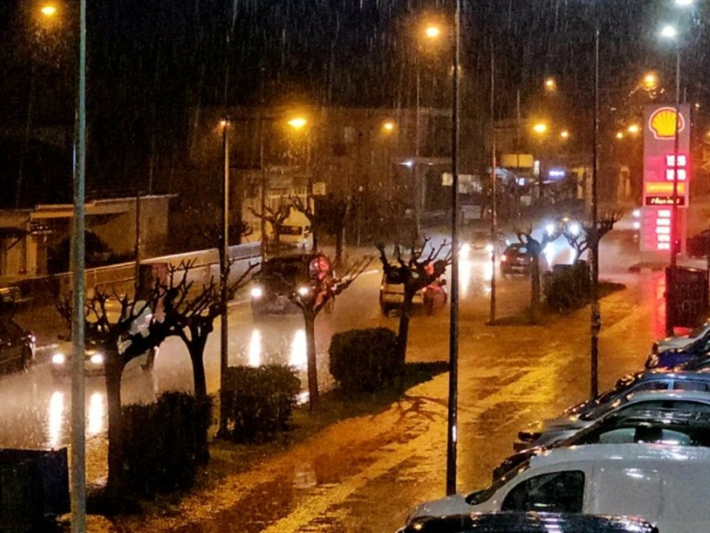 Σφοδρή χαλαζόπτωση χτύπησε τα Τρίκαλα – Χείμαρροι οι δρόμοι