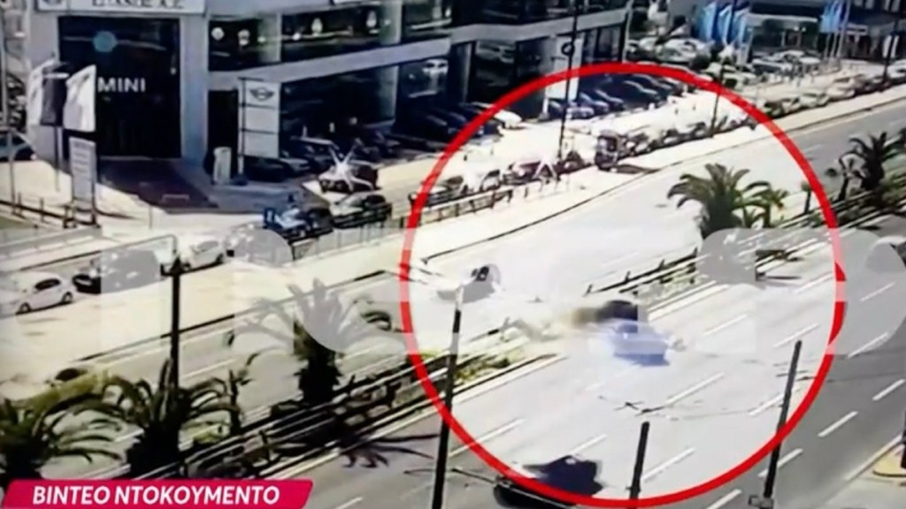 Βίντεο ντοκουμέντο από το σοκαριστικό τροχαίο στη Συγγρού -Τραυματίστηκε παιδί 3 ετών