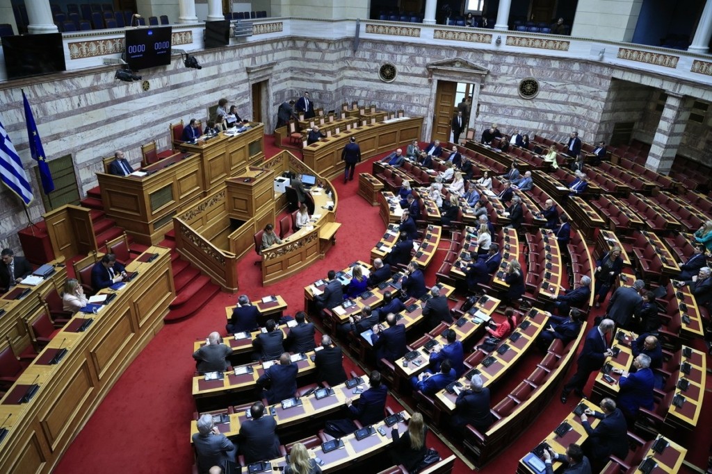 Σε εξέλιξη η καταμέτρηση μετά την ονομαστική ψηφοφορία για τα μη κρατικά πανεπιστήμια – Δείτε Live
