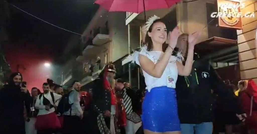 Ξάνθη: Ξεφάντωμα μέσα στη βροχή στη νυχτερινή παρέλαση