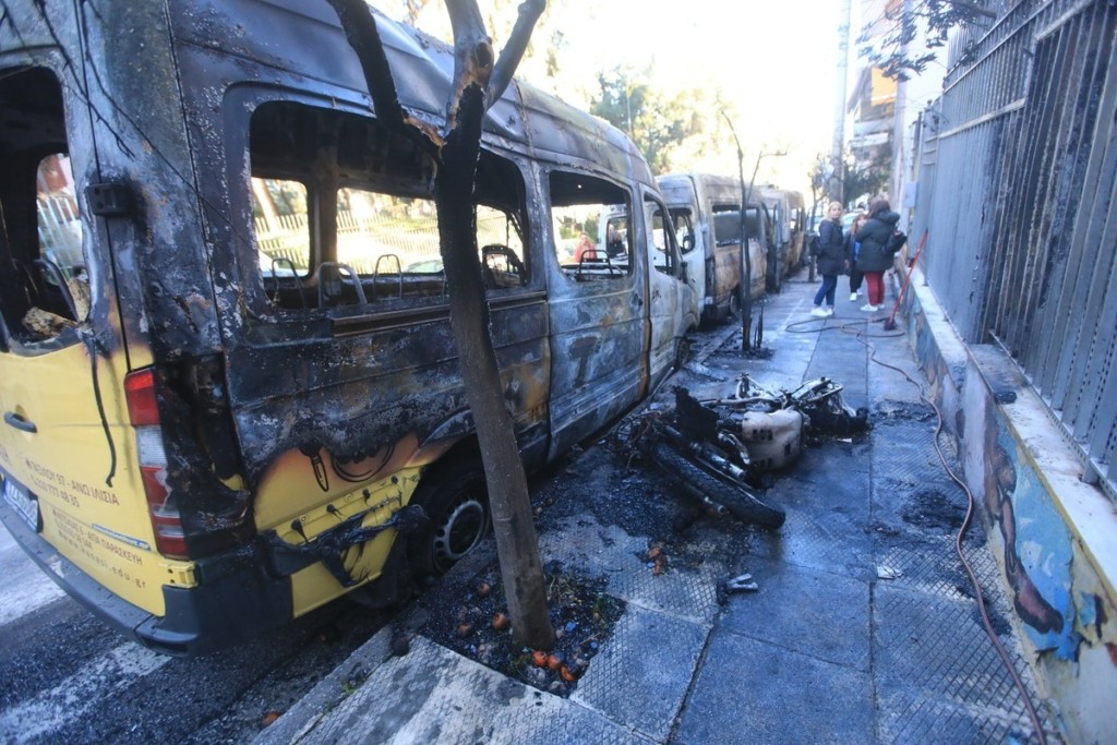 «Είδα μία φλεγόμενη μπάλα να έρχεται προς το παράθυρό μου» -Σοκάρουν οι μαρτυρίες για την εμπρηστική επίθεση στου Ζωγράφου