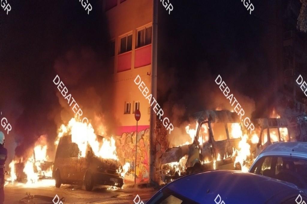 Εμπρηστική επίθεση στου Ζωγράφου: Πυρπόλησαν σχολικά λεωφορεία, ΙΧ και μοτοσικλέτες (pics)