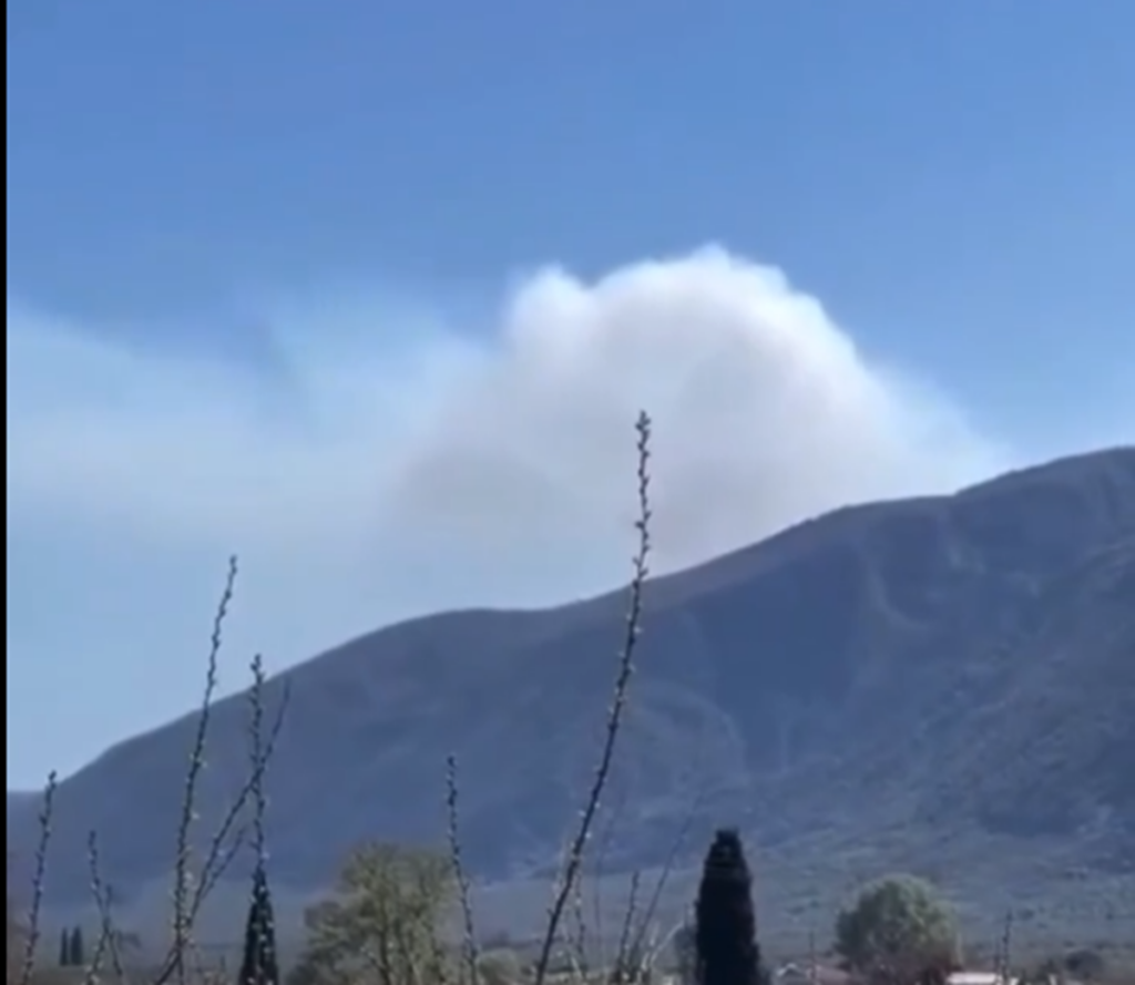 Φωτιά στην Άρνα Λακωνίας: Μαίνεται η πυρκαγιά στο σημείο