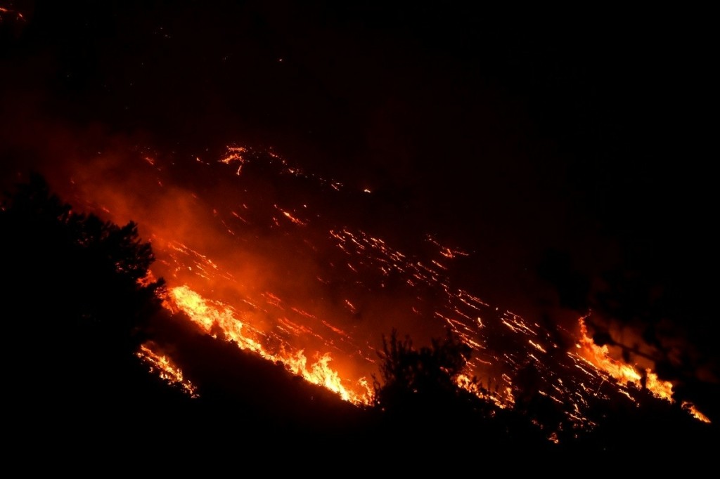 Φωτιά στην Ιεράπετρα: Ολονύχτια μάχη με τις φλόγες στις ενεργές εστίες – Περίπου 2.000 στρέμματα έγιναν στάχτη στο Μαύρο Κόλυμπο