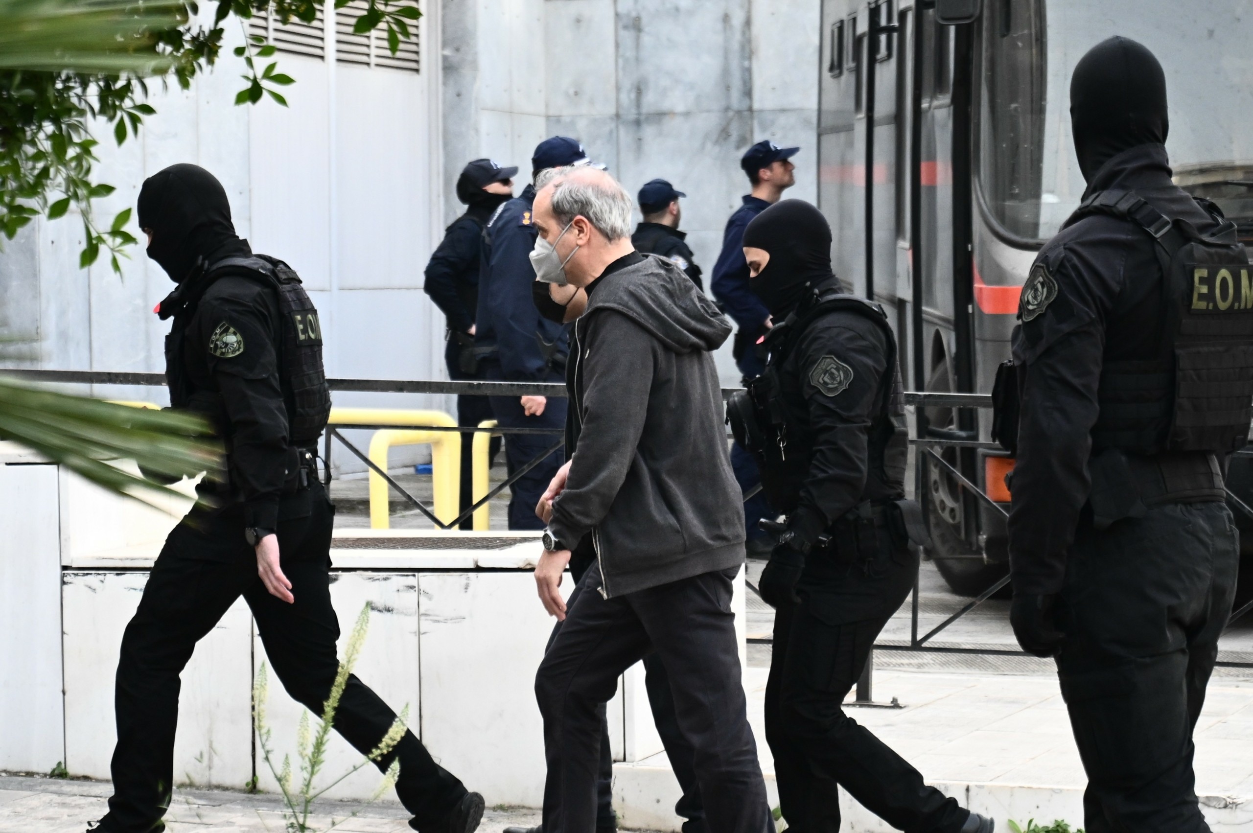 Κολωνός: Ισόβια και επιπλέον 27 έτη στον Ηλία Μίχο για τον βιασμό της 12χρονης – Εκτός φυλακής η μητέρα και 17 καταδικασθέντες
