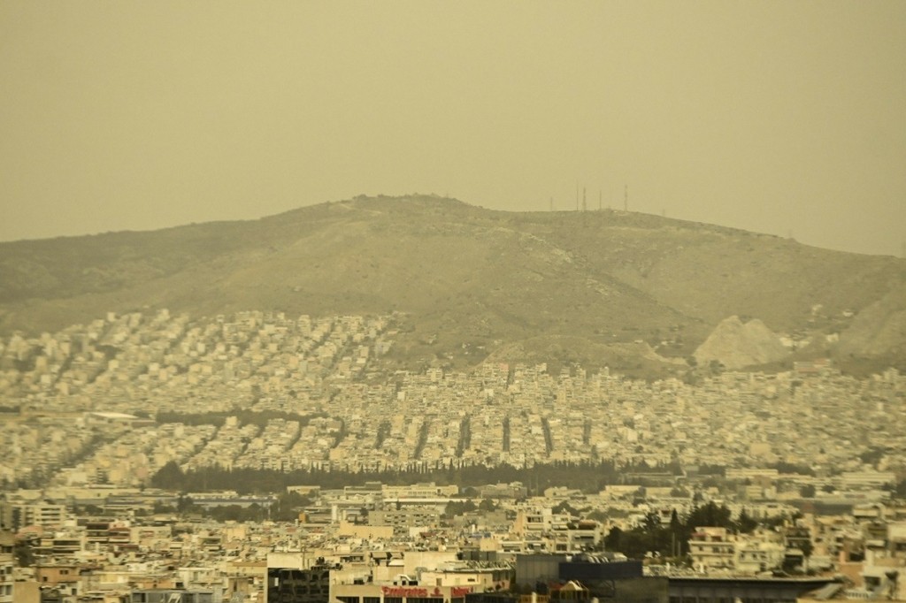 «Πνίγηκε» στην αφρικανική σκόνη η χώρα – «Κίτρινο πέπλο» σε πολλές περιοχές και λασποβροχή