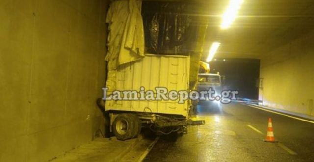 Έκλεισε η Εθνική Οδός στο ρεύμα προς Αθήνα λόγω ανατροπής νταλίκας