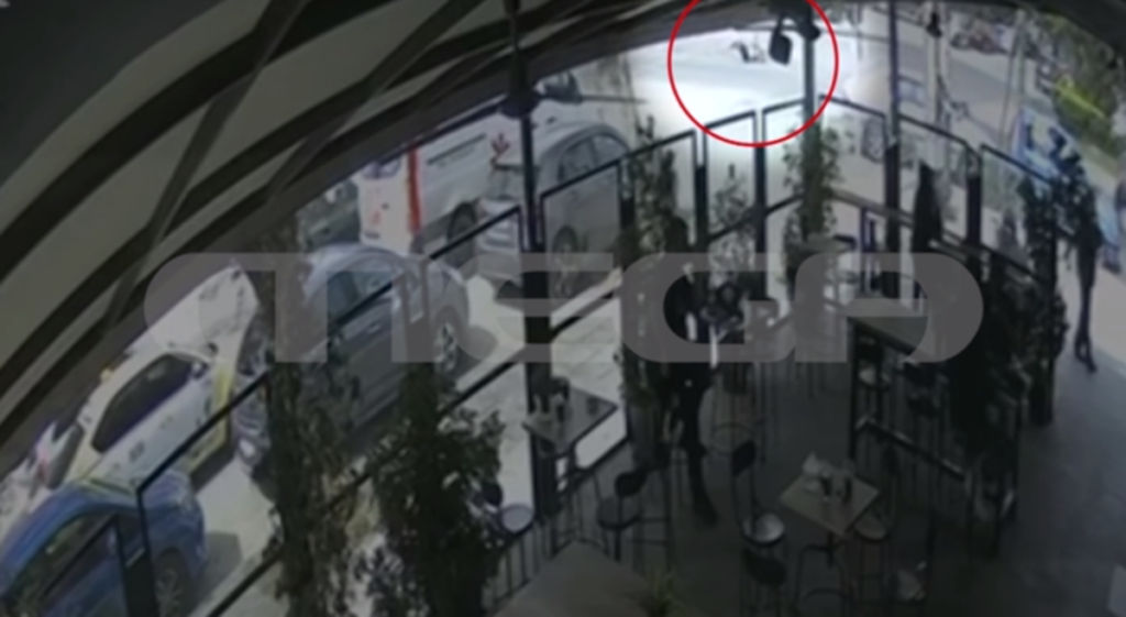 Καλλιθέα: Η στιγμή του θανατηφόρου τροχαίου με μια νεκρή γυναίκα και δυο σοβαρά τραυματίες