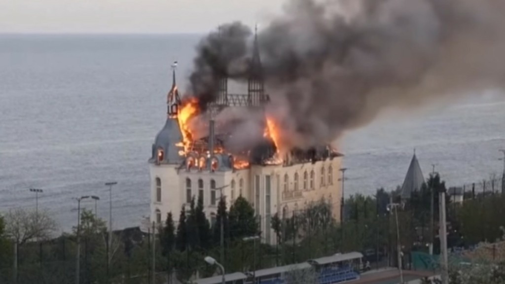 Τυλίχτηκε στις φλόγες το “κάστρο του Χάρι Πότερ” μετά από ρωσική επίθεση στην Οδησσό – Σοκαριστικό βίντεο