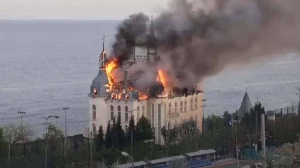 Τυλίχτηκε στις φλόγες το “κάστρο του Χάρι Πότερ” μετά από ρωσική επίθεση στην Οδησσό – Σοκαριστικό βίντεο