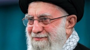 «Σώοι και αβλαβείς οι Αλί Χαμενεΐ και Πεζεσκιάν» λέει το υπουργείο Εξωτερικών του Ιράν