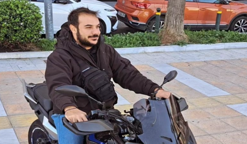Θρήνος για τον 31χρονο αστυνομικό που σκοτώθηκε όταν κατέρρευσε το κτίριο στον Πειραιά (pics)
