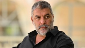 Βασίλης Μπισμπίκης: Παρουσιάστηκε στην Τροχαία ο γνωστός ηθοποιός – Προκάλεσε φθορές σε 10 σταθμευμένα οχήματα και εγκατέλειψε το σημείο