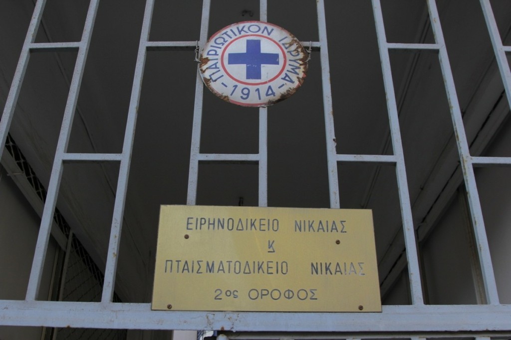 Νίκαια: “Μου έβρισε τη μάνα δύο φορές” – Τι λέει στο DEBATER ο δημοτικός σύμβουλος που κουτούλησε τον αντιδήμαρχο
