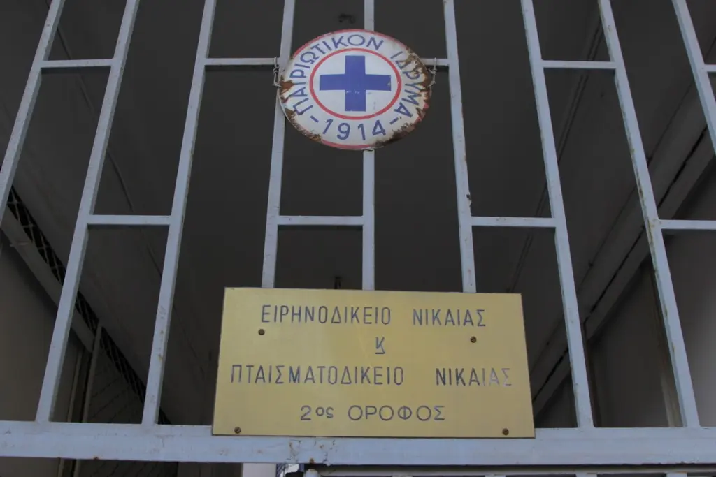 Νίκαια: “Μου έβρισε τη μάνα δύο φορές” – Τι λέει στο DEBATER ο δημοτικός σύμβουλος που κουτούλησε τον αντιδήμαρχο
