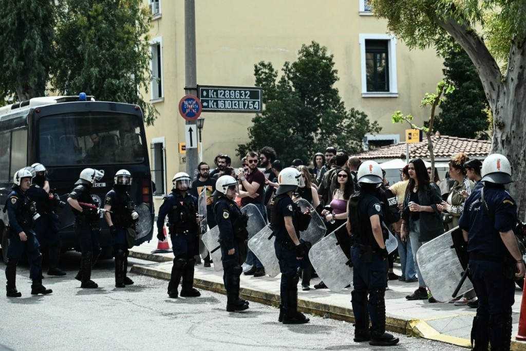 Έγκλημα στους Αγίους Αναργύρους: Στην ανακρίτρια ο 39χρονος δράστης -Ένταση και χημικά στην Ευελπίδων