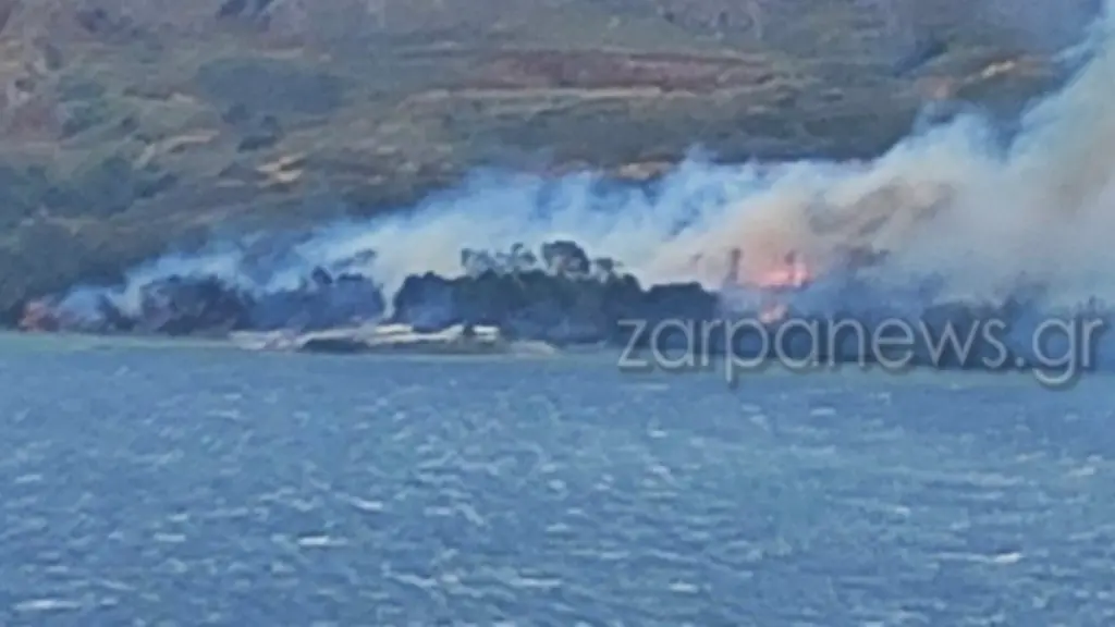 Σε εξέλιξη μεγάλη φωτιά στη Σούδα Χανίων – Εκκενώθηκε ο Ναύσταθμος – Απομακρύνονται μαθητές από σχολεία της Σούδας