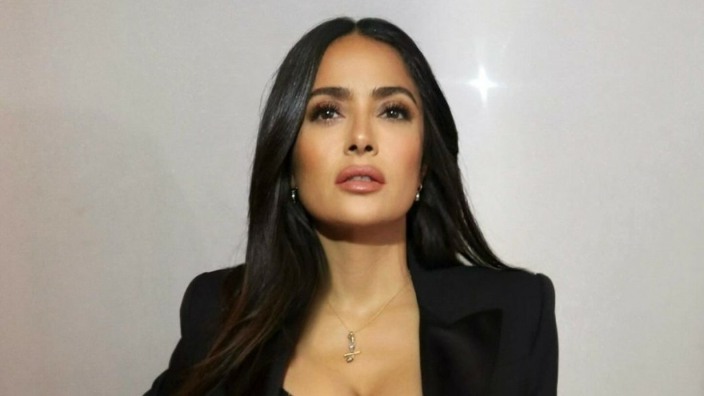 Η Salma Hayek φόρεσε το απόλυτο total white σύνολο ιδανικό για κάθε ηλικία