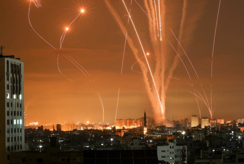Πάνω από 300 drones και πυραύλους εκτόξευεσε το Ιράν κατά του Ισραήλ -«Καταρρίψαμε το 99%» λέει το Τελ Αβίβ