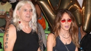 Ο Νίκος Καρβέλας έγινε 75 ετών – Η τρυφερή ανάρτηση και το φιλί της Έλενας Φερεντίνου για τα γενέθλιά του