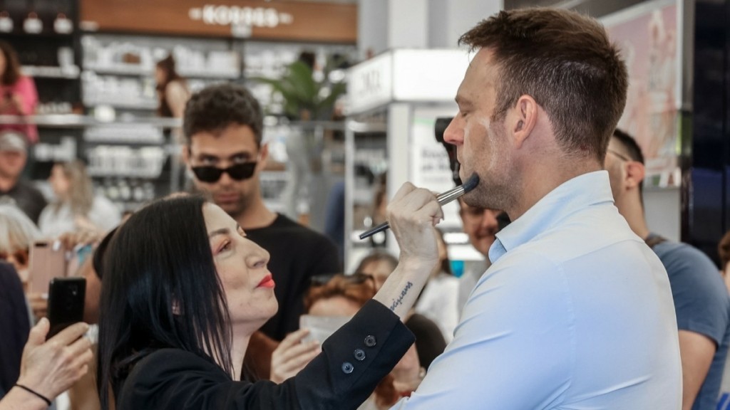 Στέφανος Κασσελάκης: Δοκίμασε makeup σε κατάστημα καλλυντικών στο Ηράκλειο Κρήτης