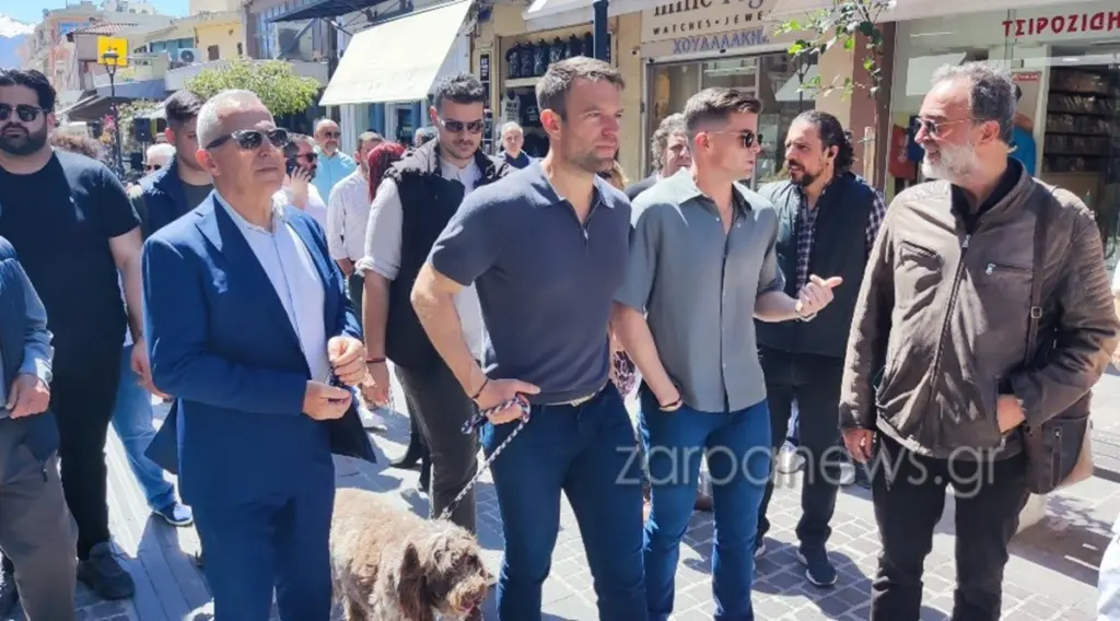 Στέφανος Κασσελάκης: Βόλτα στο κέντρο των Χανίων με Τάιλερ και Farlie