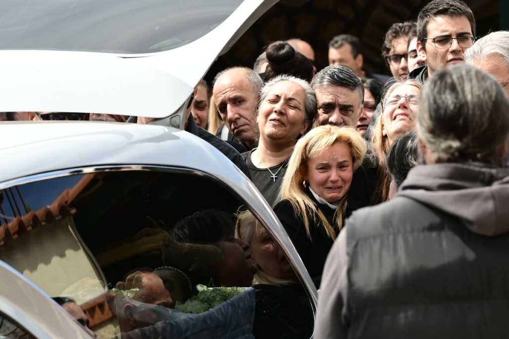 Θρήνος στην κηδεία της 28χρονης Κυριακής -«Κορίτσι μου, μέσα από τη φυλακή θα έρθει η δικαίωση», είπε ο πατέρας της (pics)